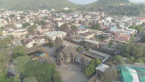 Vista-Aérea-Del-Templo-Trimbakeshwar-Shiva-Capturada-Por-Una-Cámara-De-Drones
