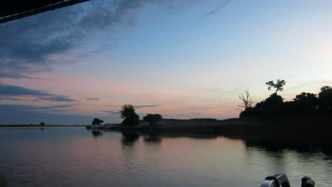 Blick-Auf-Den-Chobe-Fluss-Von-Einem-Kleinen-Fotoboot-Aus