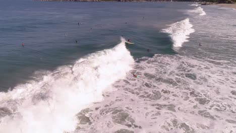 Luftaufnahme-Eines-Surfers,-Der-Am-Strand-Von-Zicatela-In-Puerto-Escondido,-Oaxaca,-Auf-Einer-Tube-Barrel-Wave-Mit-Einem-Regenbogen-Surft