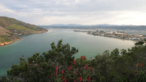 A-beautiful-summers-day-overlooking-the-Knysna-Heads-from-a-viewpoint-with-boats-coming-in-and-out-of-the-Indian-Ocean