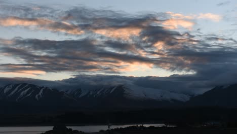 Wunderschöne-Bewegung-Der-Wolken-Am-Frühen-Morgen-Am-Lake-Tekapo,-Neuseeland