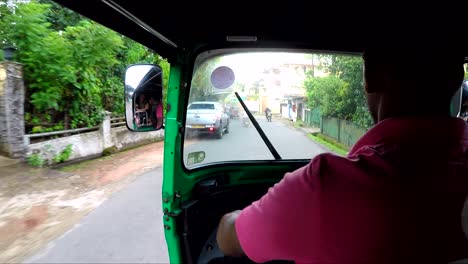 Tucktuck-Ist-Ein-Berühmtes-Transportmittel-In-Sri-Lanka