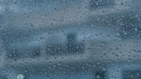 Regen-Vor-Dem-Fenster,-Rauszoomen