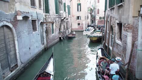 Touristen-Genießen-Eine-Traditionelle-Gondelfahrt-Durch-Die-Wunderschönen-Kanäle-Von-Venedig-In-Italien