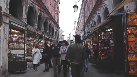 Spaziergang-Durch-Eine-Straße-Von-Venedig-Voller-Touristen-Und-Geschäfte