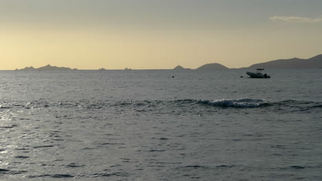 Ein-Einsames-Boot-In-Den-Gewässern-Der-Bucht-Von-Ajaccio-Bei-Sonnenuntergang