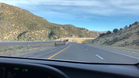 Conduciendo-Hacia-Enormes-Montañas-En-Una-Carretera-Vacía-Del-Desierto