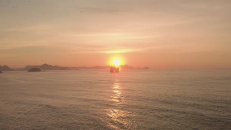 Langsame-Annäherung-Aus-Der-Luft-An-Eine-Ölplattform-Außerhalb-Der-Küste-Von-Rio-De-Janeiro-In-Copacabana-Mit-Blick-Auf-Die-Sonne