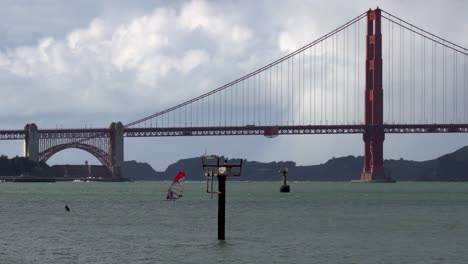 Velocidades-Distantes-De-Windsurf-A-Través-De-La-Bahía-De-San-Francisco-Frente-Al-Puente-Golden-Gate