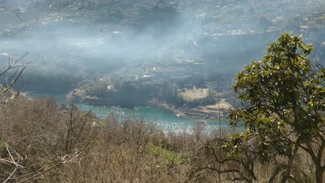 Niebla-Traquil-Sobre-Lago-Montañas-Tiro-Inclinado