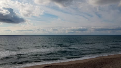 Entspannender-Morgen-Am-Strand-Mit-Blick-Auf-Das-Meer-Mit-Einer-Drohne