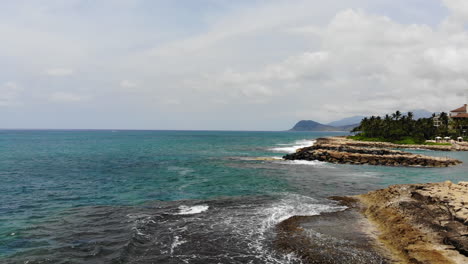 Luftaufnahmen-Von-Wunderschönen-Meereswellen,-Die-Sich-An-Der-Küste-Hawaiis-Brechen