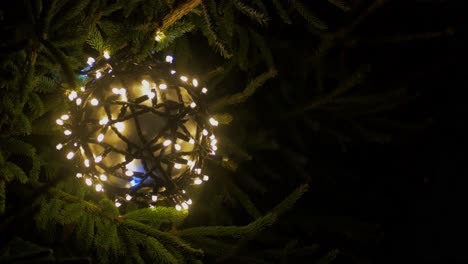 Warmweiße-Und-Blaue-Blinkende-Weihnachtskugelförmige-Lichter-In-Der-Nähe,-Christbaumschmuck-In-Der-Nacht