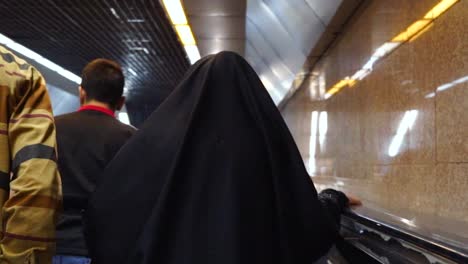 Anonyme-U-Bahn-Menschen-In-Teheran,-Iran