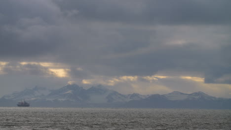 Ein-Zeitraffer-Von-Wolken-Vor-Dem-Hintergrund-Schneebedeckter-Berge