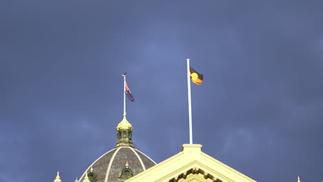 Las-Banderas-Australiana-Y-Aborigen-Australiana-Ondeando-En-Melbourne