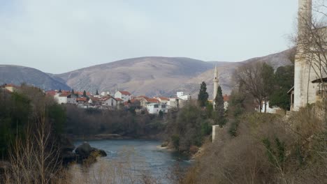 Wide-shot-of-Old-Town-and-Neretva-River-in-Mostar-with-the-Hum-Mountain-in-the-background