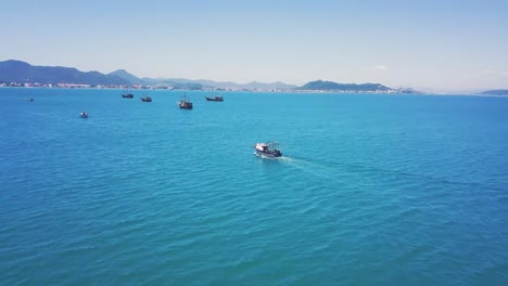 4K-Filmaufnahme-Einer-Luftdrohne,-Die-Einem-Fischerboot-Am-Paradise-Beach-Folgt