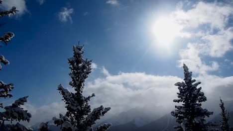 Verschneiter-Berggipfel-Mit-Ziehenden-Wolken