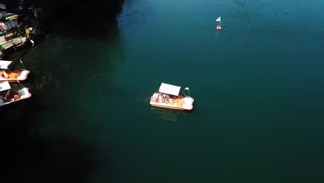 Blick-Von-Einer-Drohne-Auf-Ein-Kleines-Boot-Auf-Den-Seen-Von-Monticchio