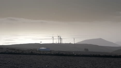 Weitwinkelaufnahme-Von-Windkraftanlagen-Mit-Atlantik-Auf-Lanzarote,-Kanarische-Inseln,-Spanien