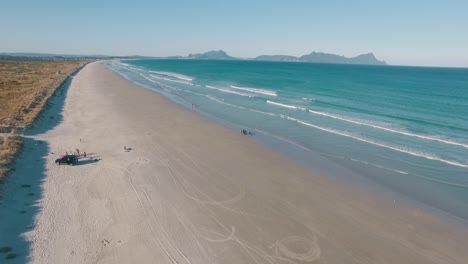 Luftdrohnenaufnahme-über-Der-Küste-Neuseelands,-Die-über-Den-Wunderschönen-Blauen-Ozean-Vordringt