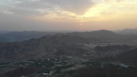 Luftaufnahme-Eines-Erstaunlichen-Sonnenaufgangs-Der-Endlosen-Berglandschaft