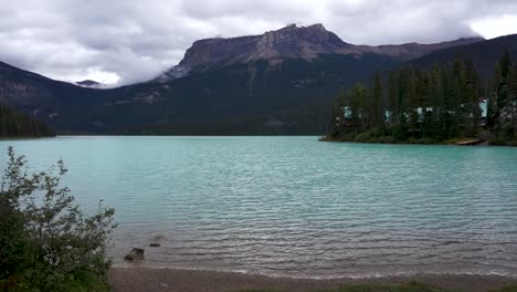 Emerald-Lake,-Canada,-in-Autumn-on-an-overcast-day