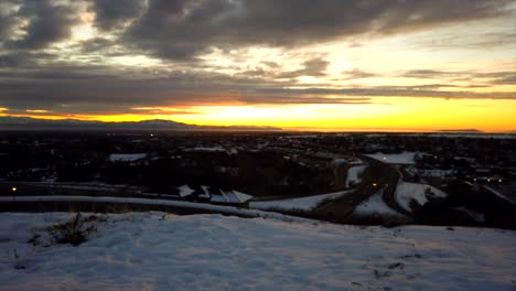 Ein-Blick-Auf-Eine-Autobahn-Von-Einem-Hügel-Bei-Sonnenuntergang-Im-Winter