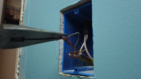 Jugando-Y-Separando-Algunos-Cables-De-Cobre-En-Una-Casa-En-Una-Caja-De-Interruptores-De-Luz