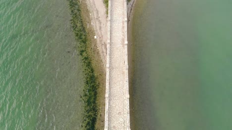 Luftaufnahmen-Von-Drohnen-Auf-Der-Brückenstraße,-Die-Auf-Der-Kleinen-Griechischen-Exotischen-Insel-Koukoumitsa-Vonitsa-In-Griechenland-Ankommt