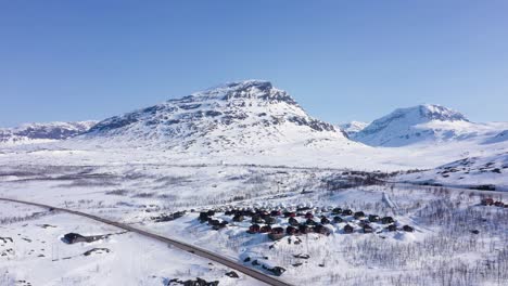Luftaufnahme-Eines-Kleinen-Dorfes-In-Verschneiter-Berglandschaft