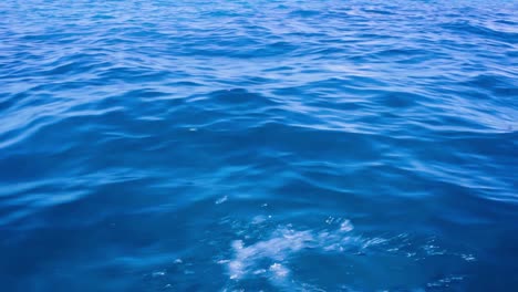 Blaues-Wasser-Und-Ruhige-Wellen-Im-Roten-Meer