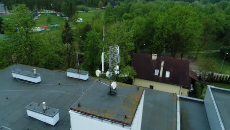 Luftaufnahme-Eines-Daches-Eines-Schulgebäudes-Mit-Mobilfunkantennen
