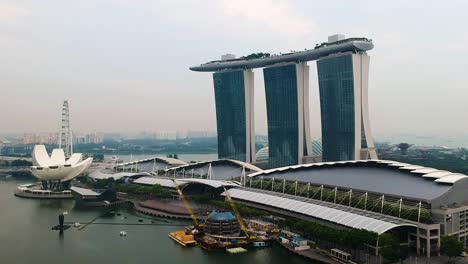 Toma-Aérea-De-Establecimiento-Del-Hotel-Marina-Bay-Sands-Y-Del-Museo-De-Ciencias-Del-Arte,-Singapur