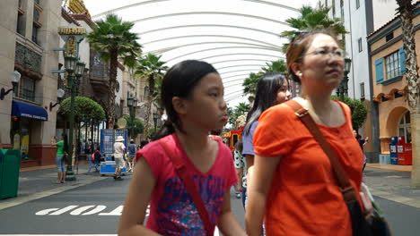 Singapur-–-Etwaiger-Zeitraffer,-Verkleinert,-Enthüllt-Sehenswürdigkeiten-Und-Menschenmengen,-Die-Sich-Amüsieren