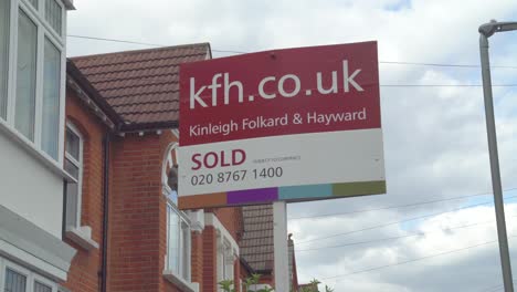 Kinleigh-Folkard-–-Hayward-Immobilienmakler-Verkaufte-Bretter-In-Einer-Wohnstraße-In-London