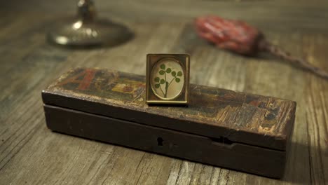 Antique-colorful-pencil-box-with-slow-tracking-movement