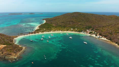 Yachts-and-sail-boats-anchored-in-the-amazing-Salt-Whistle-Bay,-Mayreau-Island-St-Vincent