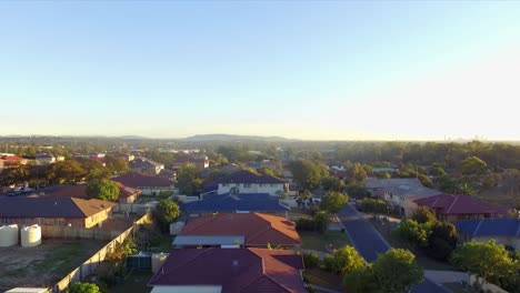 Langsam-Absteigende-Luftdrohne-Schoss-über-Ein-Vorstadtviertel-In-Brisbane