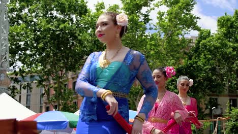 Drei-Thailändische-Mädchen-Tanzen-In-Einer-Ausstellung-In-Barcelona