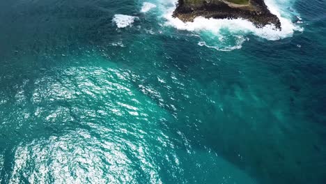 Drohnenaufnahme,-Die-über-Goats-Island-Vor-Der-Nordostküste-Von-Oahu-Schwenkt