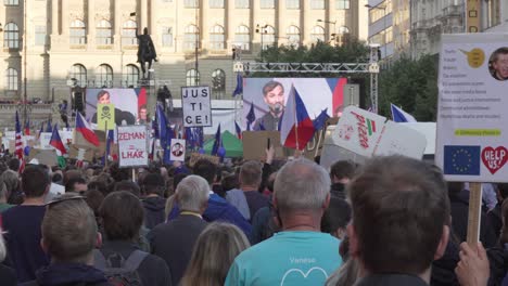 Das-Tschechische-Volk-Fordert-Den-Rücktritt-Seines-Premierministers-Andrej-Babis,-Während-Der-Berühmte-Schauspieler-Machacek-Auf-Der-Bühne-Spricht
