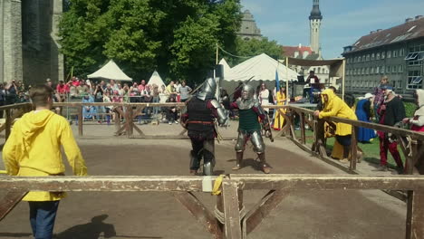 Tallin-Mittelalterliches-Ritterturnier.-Mit-Schwertern-Kämpfen