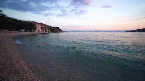 Beeindruckende-Aussicht-Auf-Den-Strand-Auf-Der-Insel-Sumartin-Brac-In-Kroatien-Mit-Dem-Sonnenuntergang-Im-Zeitraffer