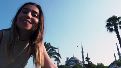 Schöne-Junge-Mädchen-Winken-Türkische-Flagge-Mit-Blick-Auf-Sultan-Ahmed-Oder-Blaue-Moschee-In-İstanbul,-Türkei,-Reisekonzept