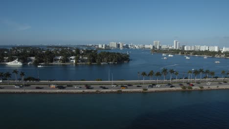 Vista-Del-Agua-Y-El-Tráfico-En-South-Beach-Miami