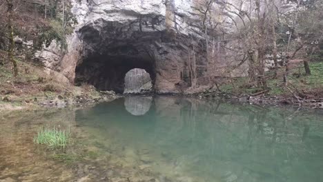 Panorámica-Interior-De-Las-Cuevas-De-Postojna-Sobre-Estalagmitas-Estalactitas