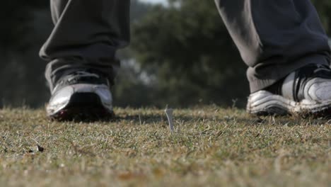 Golfista-Aficionado-Jugando-En-Una-Ronda-De-Golf,-De-Cerca-Y-En-Cámara-Lenta