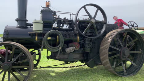 Eine-Oldtimer-Traktionsmaschine,-Die-Auf-Einer-Oldtimer-Dampfmesse-In-Yorkshire-An-Der-Kamera-Vorbeifährt
